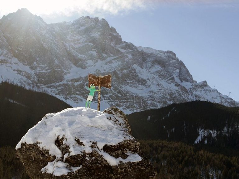 Eibsee-Insel vor dem Zugspitzmassiv im Winter Eines der Themen in der aktuellen Ausgabe des hochblau Magazins ist die Zugspitz-Region. Das Bild zeigt eine Eibsee-Insel vor der Zugspitze.