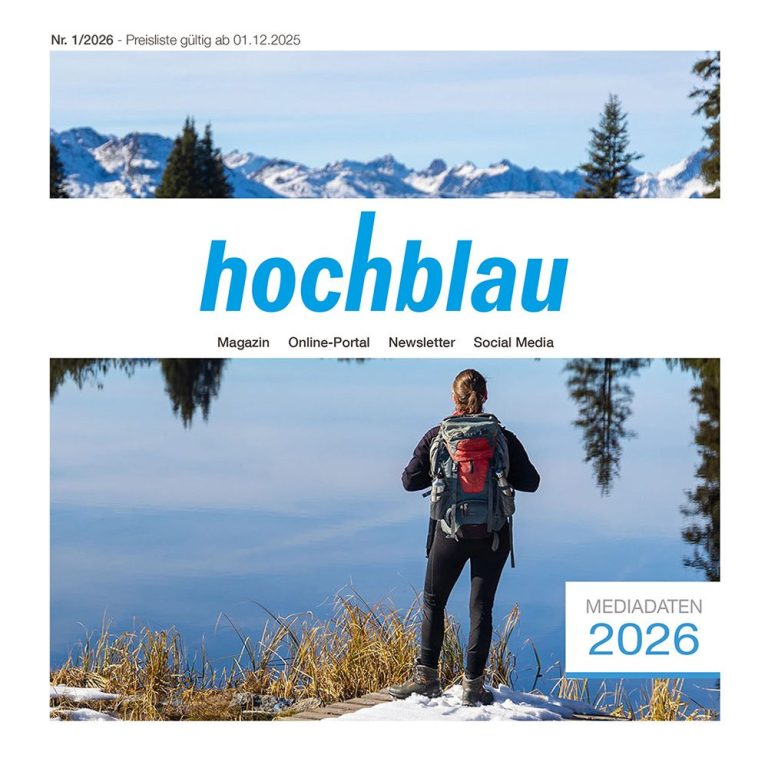 Mehr über unsere Mediadaten erfahren Titelblatt der Mediadaten des hochblau Magazins – eine Frau steht an einem See, im Hintergrund ein Bergmassiv.