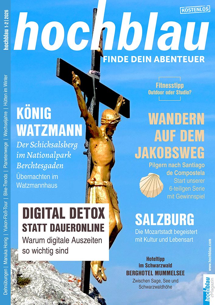 Das Cover der hochblau Magazin Ausgabe 1-2/2026 Das Titelbild der Ausgabe zieren der goldene Jesus am Kreuz, hoch oben auf dem Watzmann-Hocheck sowie die TOP-Themen.