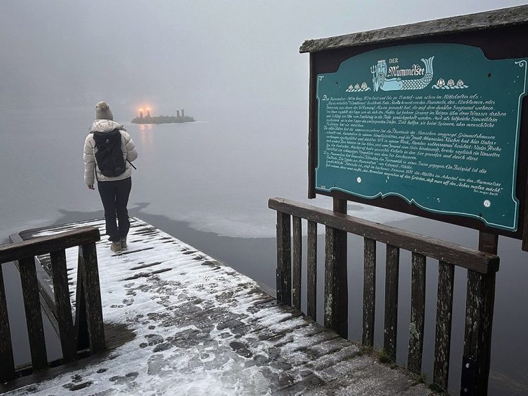 Der Mummelsee im Schwarzwald ist auch im Winter ein Highlight © Jean Secré Das Bild zeigt den teilweise zugefrorenen Mummelsee im Schwarzwald. Auf dem Wasser schwimmt ein Abventskranz, an dem zwei Kerzen brennen.