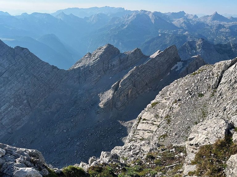 Aufstieg zum Watzmann-Hocheck © Jean Secré Blick vom Watzmann auf die sogenannten "Watzmann-Kinder" und weiter über die Alpen im Berchdesgadener Land.